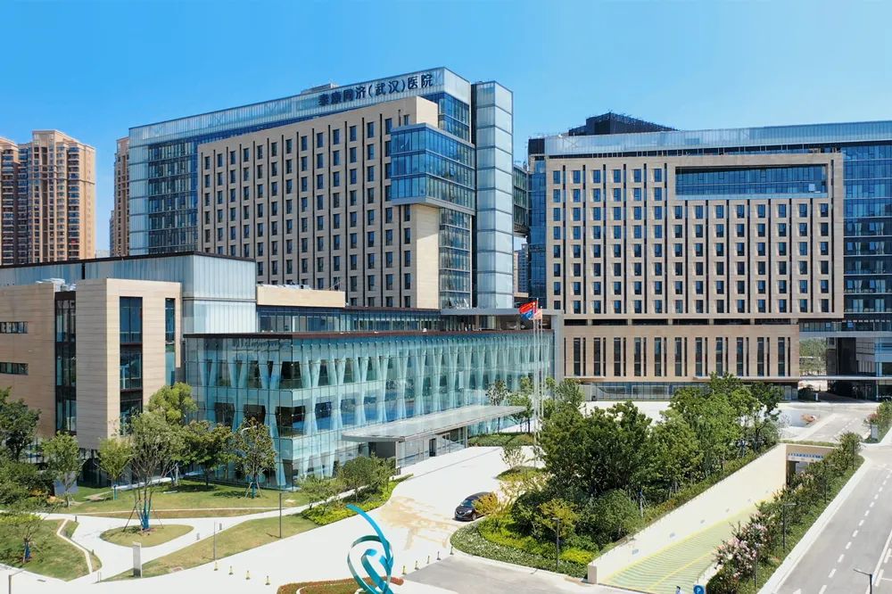 献礼司庆,泰康西南医学中心(筹)喜封金顶 !